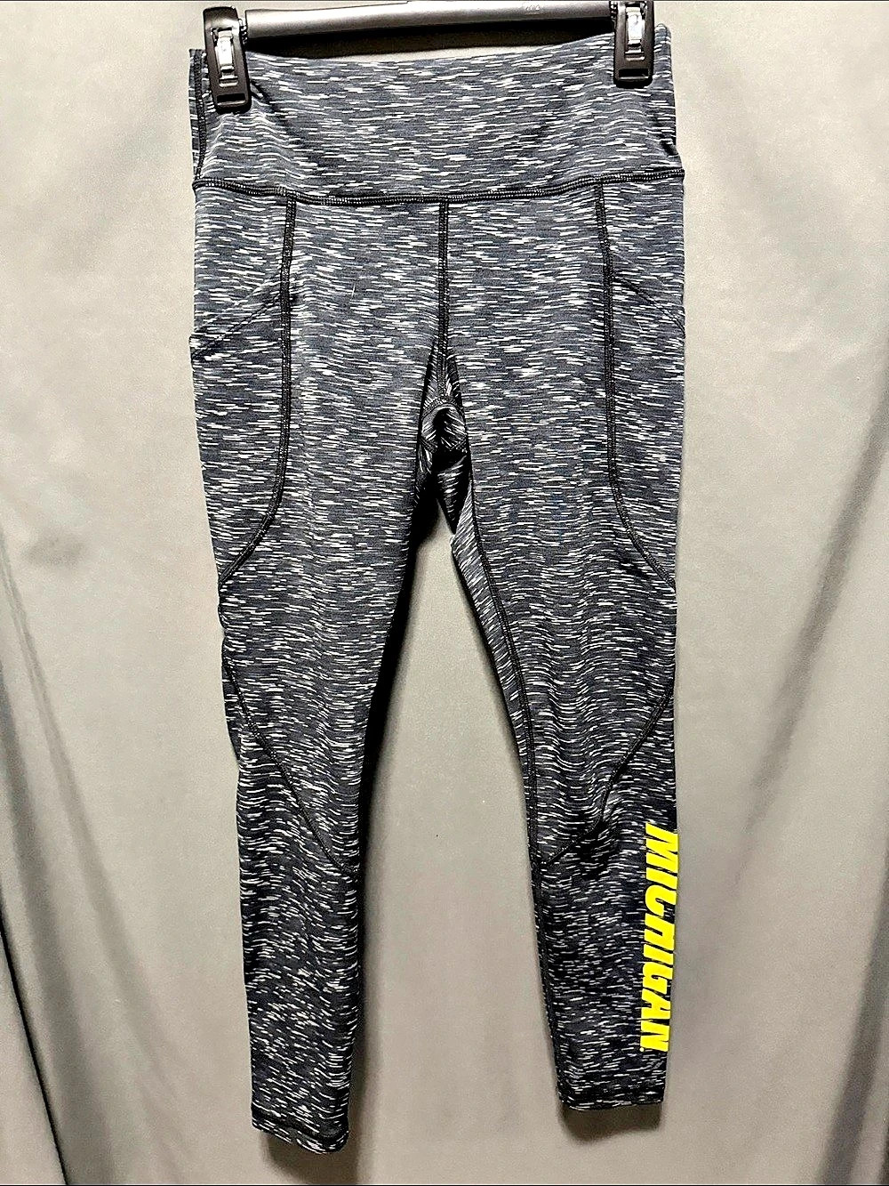 BOMME Speckled Athletic Leggings in Black & Gray Size Medium